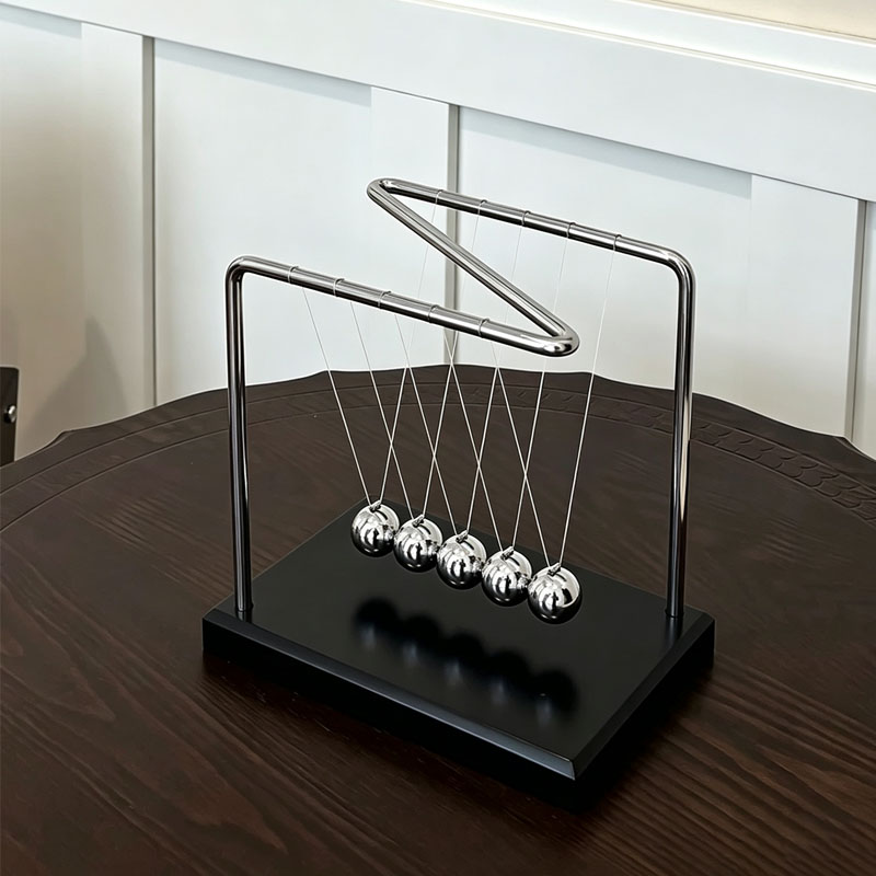 N-vormige Newtons Cradle Balan - Office Tech recensie en prijs